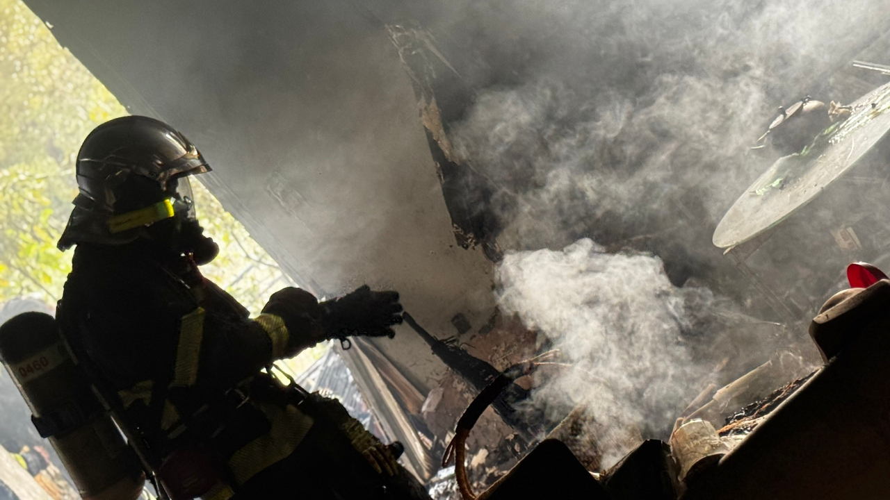 Incendie à Nice Ouest : un entrepôt de pneus ravagé, un important nuage de fumée sur l’aéroport