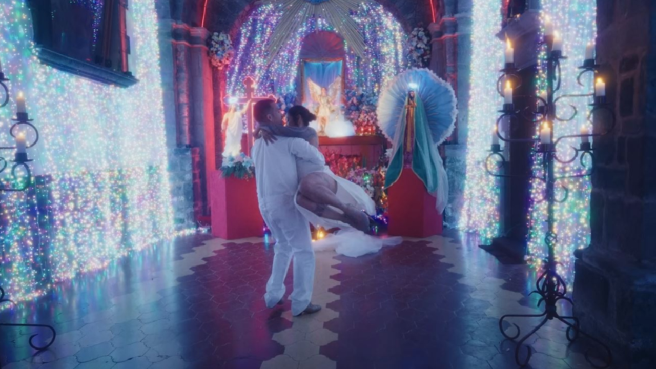 Indochine revient avec un clip bouleversant pour "L'Amour Fou" Indochine revient avec un clip bouleversant pour "L'Amour Fou"