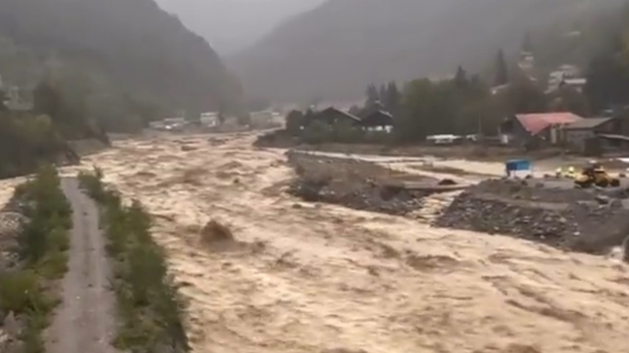 Intempéries dans les Alpes-Maritimes : deux ponts ont cédé à Saint-Martin-Vésubie Intempéries dans les Alpes-Maritimes : deux ponts ont cédé à Saint-Martin-Vésubie