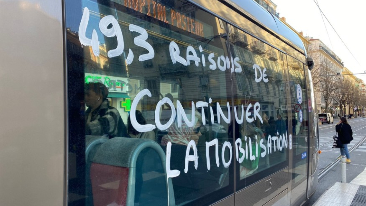 Le tram de Nice recouvert avec inscriptions anti-r&eacute;forme