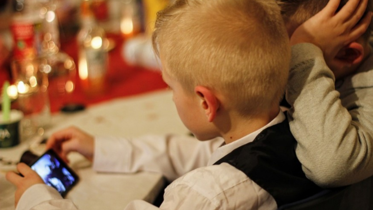 Les réseaux sociaux : un danger pour les plus jeunes Les réseaux sociaux : un danger pour les plus jeunes