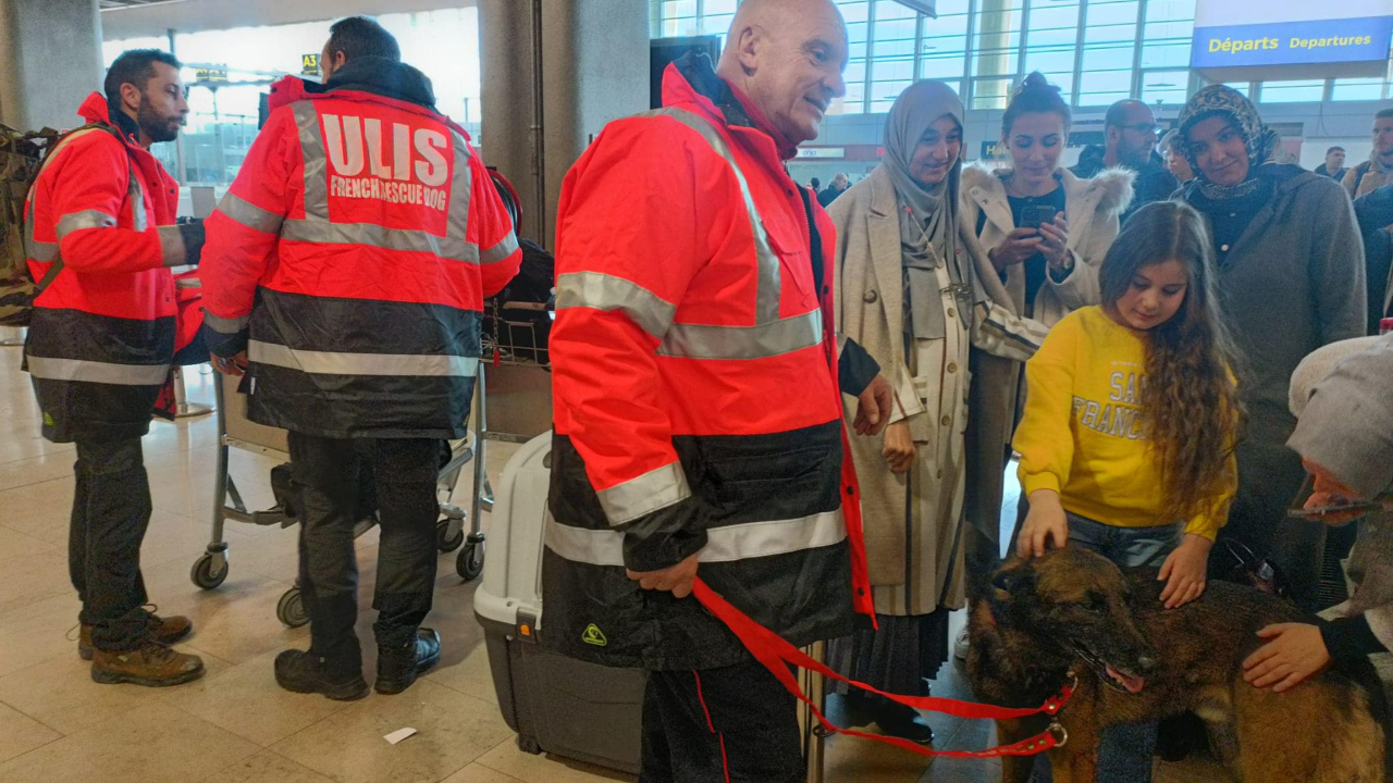 Les secours &agrave; la recherche de survivants en Turquie et en Syrie