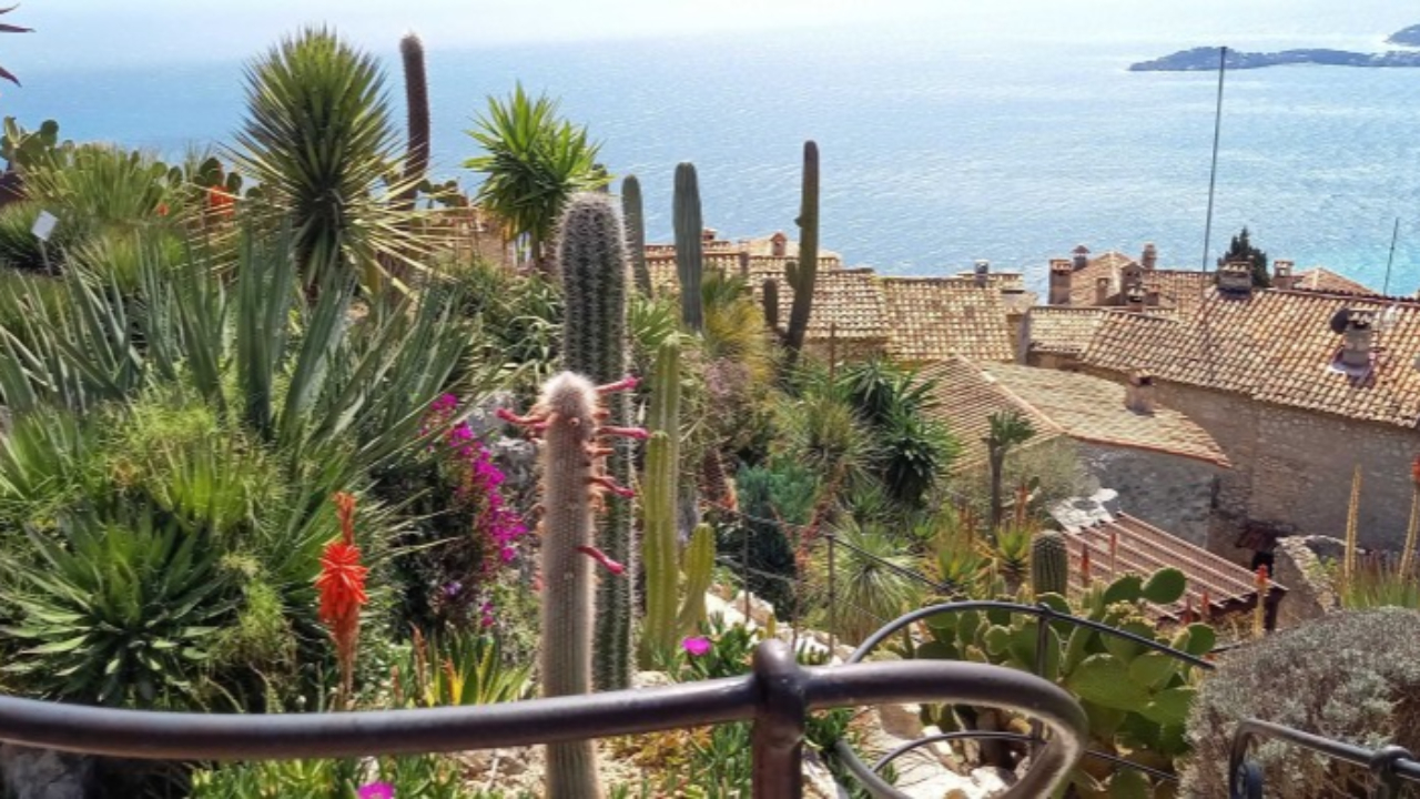 Les touristes affluent à Eze Les touristes affluent à Eze