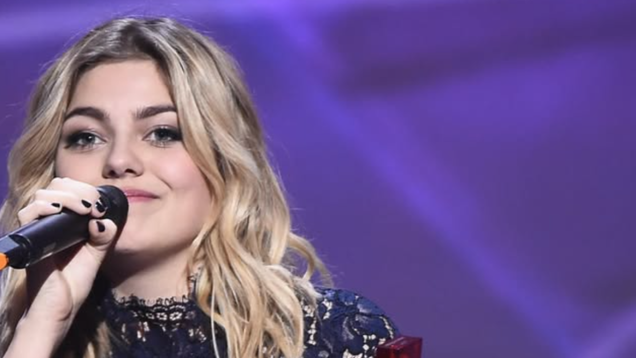 Louane, émue : elle célèbre avec ses fans une date qui a marqué sa vie Louane, émue : elle célèbre avec ses fans une date qui a marqué sa vie