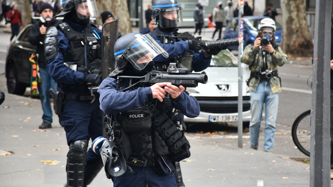 Manifestation du 24 octobre à Nice : 63 interpellations, 56 gardes à vue et trois blessés légers Manifestation du 24 octobre à Nice : 63 interpellations, 56 gardes à vue et trois blessés légers