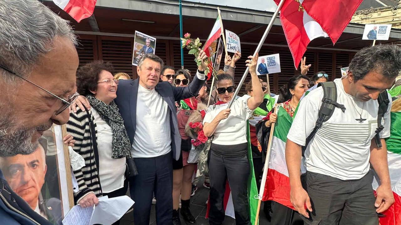 Nice affiche son appui aux Iraniens avec un rassemblement devant la mairie