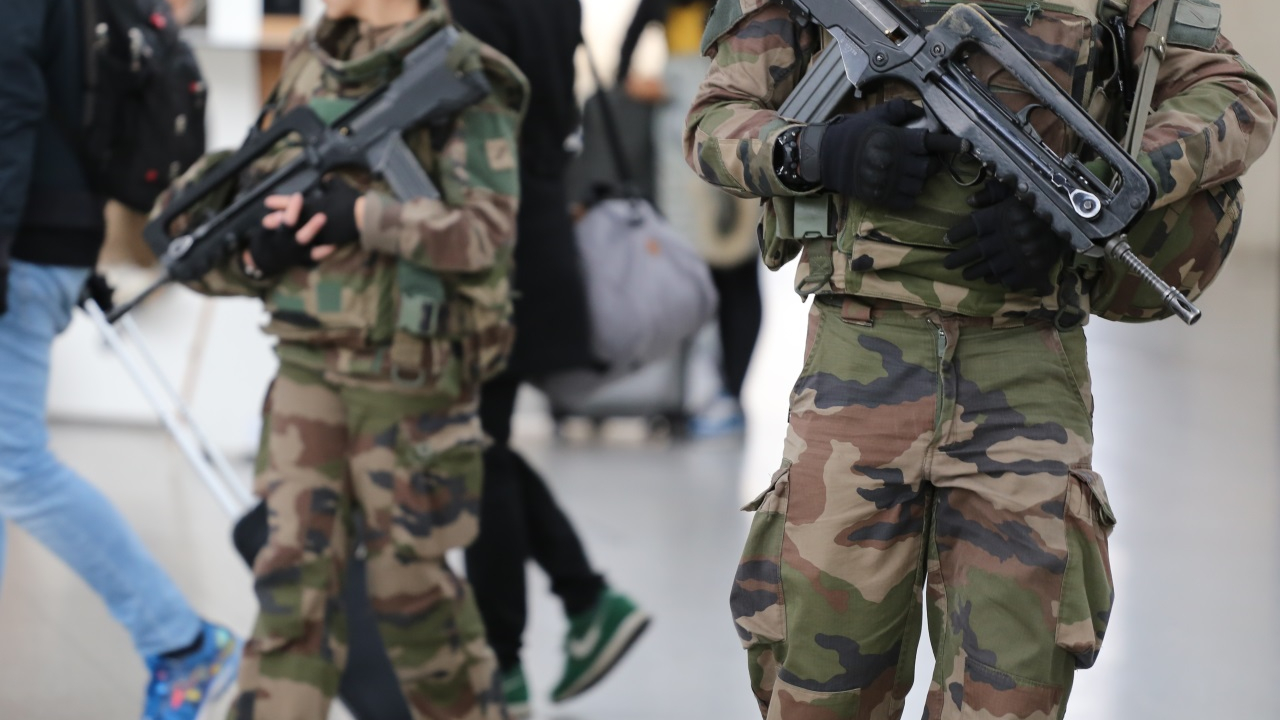 Nice : des militaires visés par un laser, des armes factices retrouvées chez le suspect Nice : des militaires visés par un laser, des armes factices retrouvées chez le suspect
