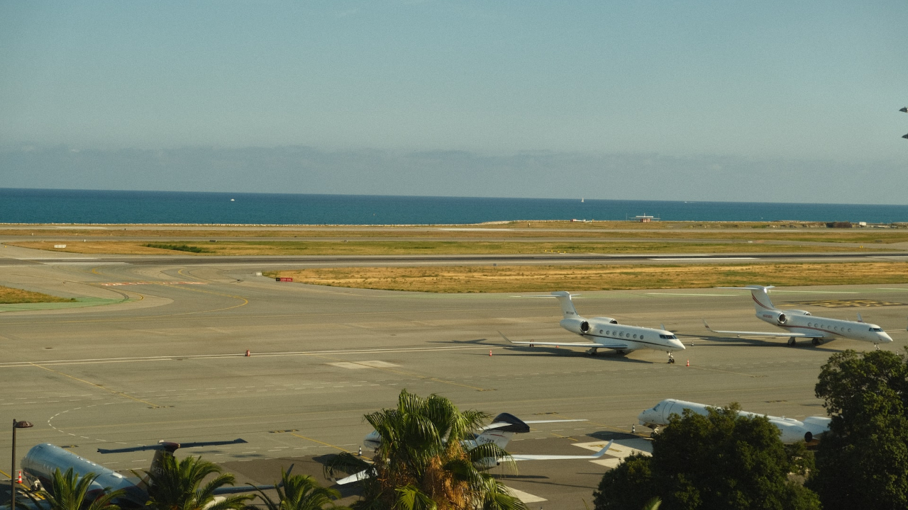 Nice : Julien Bayou veut interdire les vols de jets privés en France Nice : Julien Bayou veut interdire les vols de jets privés en France