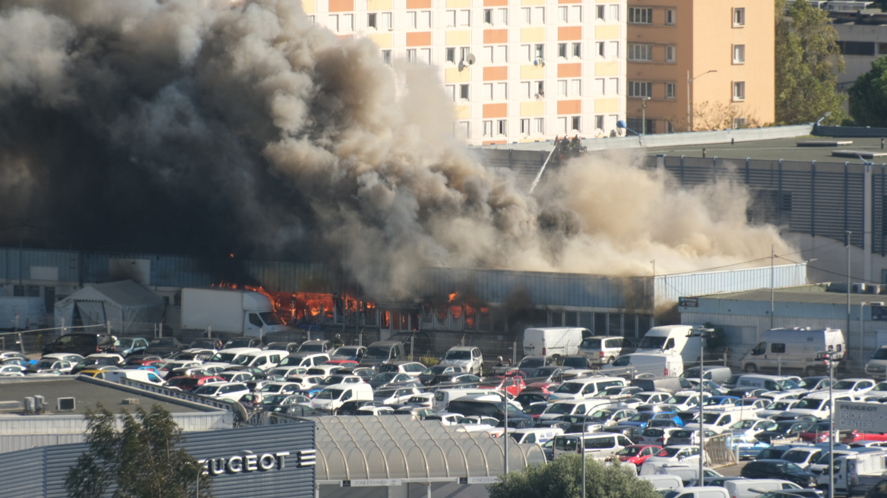 Nice : un entrep&ocirc;t de la fourri&egrave;re victime d'un violent incendie