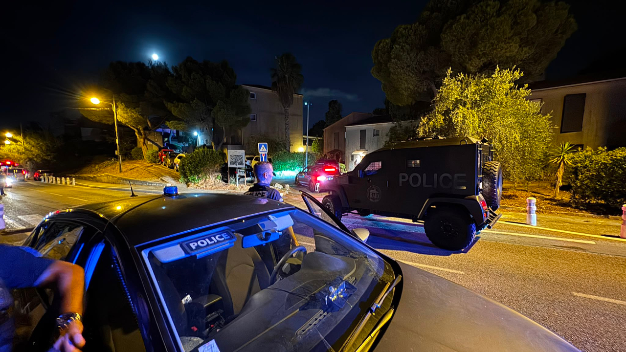 Nice : un octog&eacute;naire retranch&eacute; chez lui interpell&eacute; par le RAID, plusieurs armes saisies