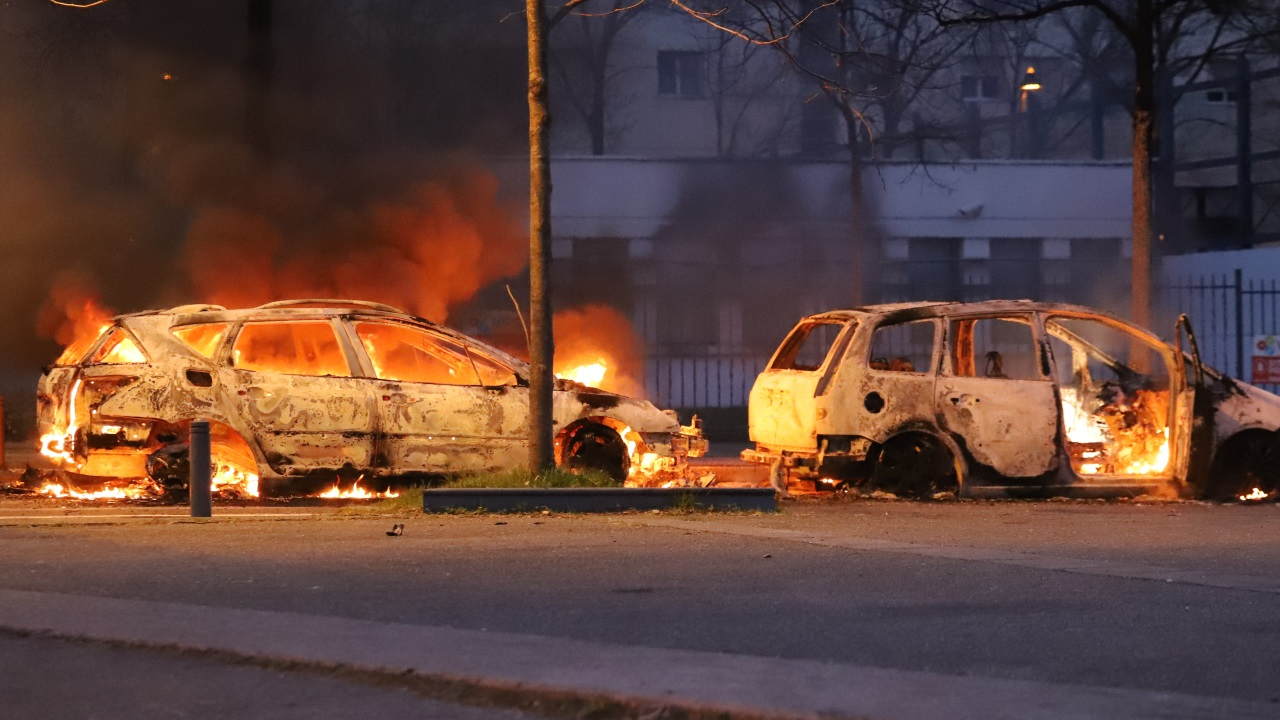 Saint-Jeannet : une douzaine de v&eacute;hicules ravag&eacute;s par un incendie pr&egrave;s de Nice