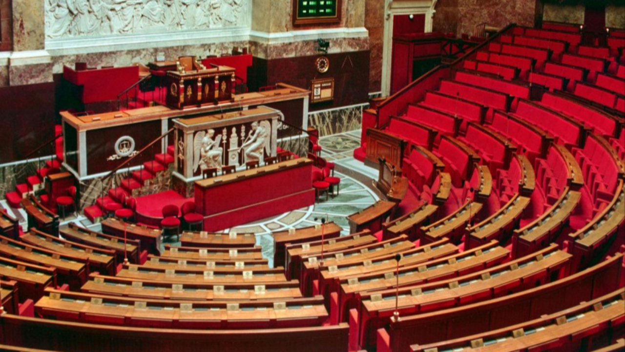 Un d&eacute;put&eacute; brandit le drapeau de la Palestine en pleine Assembl&eacute;e Nationale