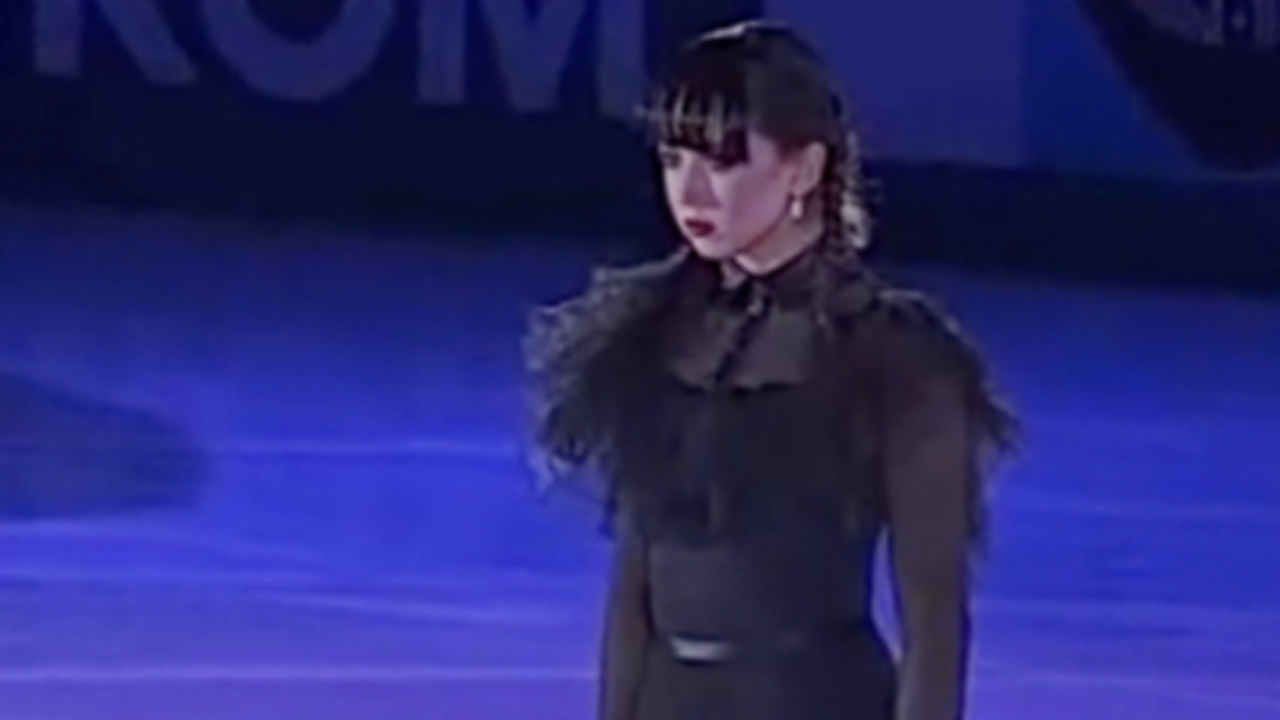 Une patineuse artistique reproduit la chorégraphie culte de la série « Mercredi » (vidéo) Une patineuse artistique reproduit la chorégraphie culte de la série « Mercredi » (vidéo)