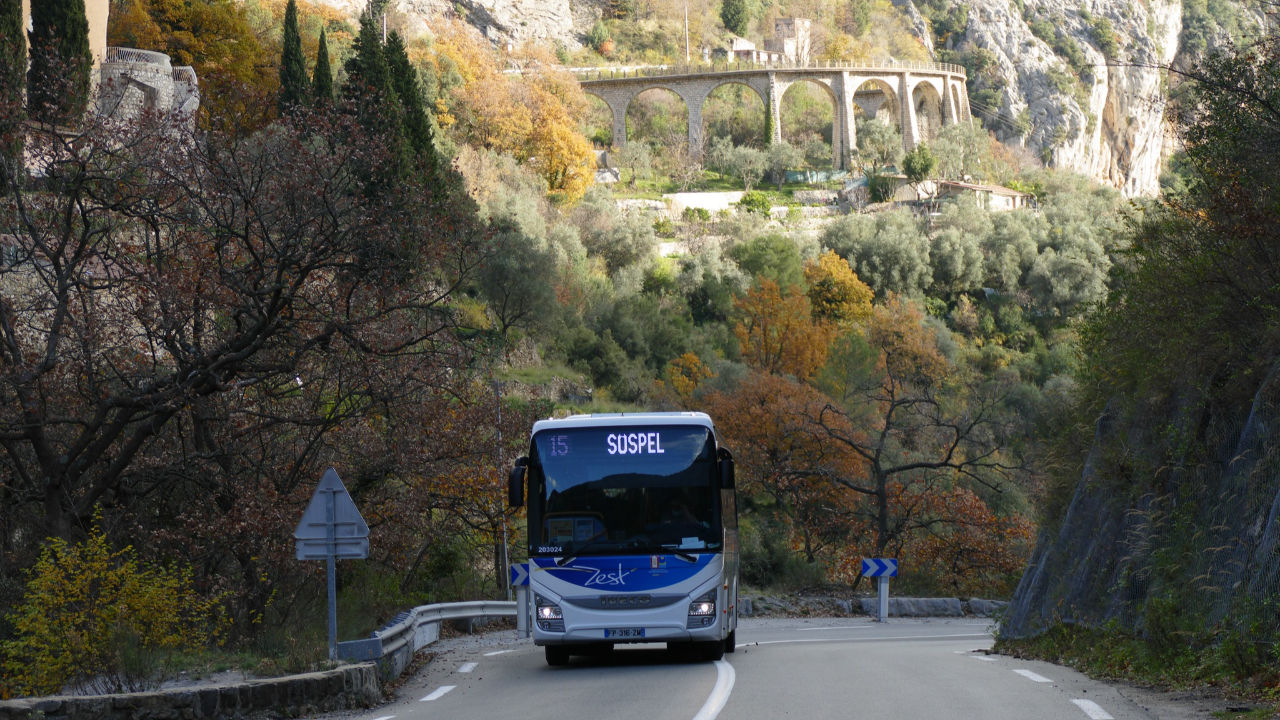 Vents violents dans les Alpes-Maritimes : routes coupées et perturbations à Menton et Sospel