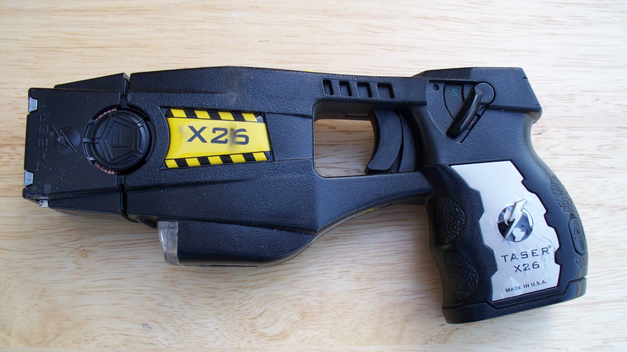 Violences conjugales à Nice : des voisins interviennent, la police utilise un Taser pour interpeller le mari Violences conjugales à Nice : des voisins interviennent, la police utilise un Taser pour interpeller le mari
