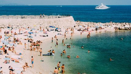 Antibes : un bateau s’échoue sur une plage, trois secteurs interdits à la baignade par précaution Antibes : un bateau s’échoue sur une plage, trois secteurs interdits à la baignade par précaution