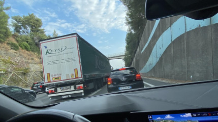 Camion en feu sur l’A8 : 15 kilomètres de bouchons entre Antibes et Villeneuve-Loubet