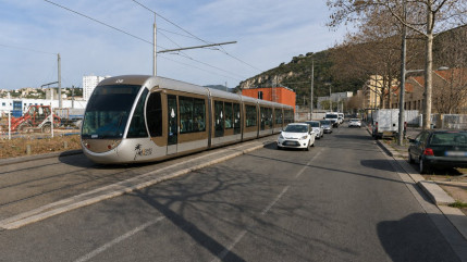 Nice : une voiture percute un tramway &agrave; l&rsquo;arr&ecirc;t, un bless&eacute;