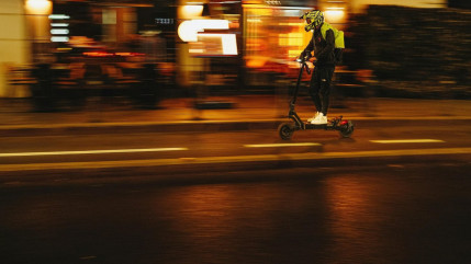Trottinettes : casque et gilet obligatoires dans les Alpes-Maritimes