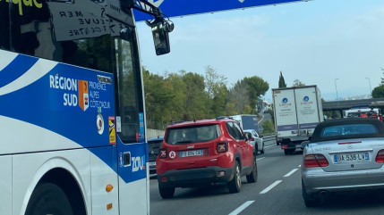 Un camion perd son chargement sur l’A8, jusqu’à 1h30 de bouchons autour de Cannes