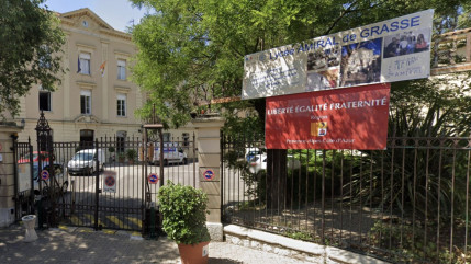 Un professeur vis&eacute; par un &oelig;uf dans un lyc&eacute;e pr&egrave;s de Cannes : le rectorat promet des sanctions