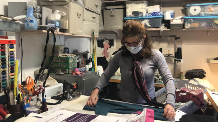 Les masques artisanaux font de la résistance sur la Côte-d’Azur