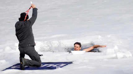 Insolite - Cet homme nage 80m sous la glace et bat un record du monde ! (vid&eacute;o)