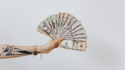 Cette famille trouve 46 000$ sous le plancher de son grenier ! Cette famille trouve 46 000$ sous le plancher de son grenier !