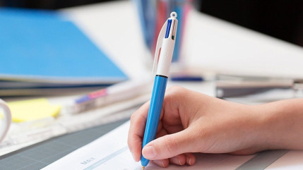Voici &agrave; quoi sert la boule en plastique des stylos 4 couleurs Bic !