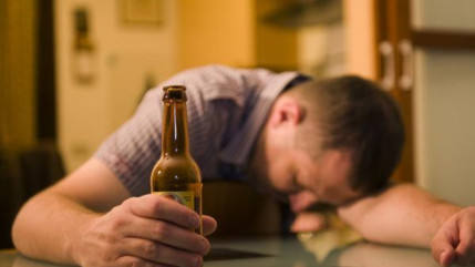 Ivre, un homme participe aux recherches organis&eacute;es pour le retrouver