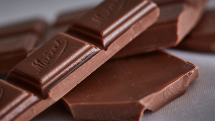 Manger du chocolat au lait à jeun aiderait à maigrir !