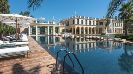 &Agrave; Cannes, un palais extravagant avec h&eacute;liport et lac priv&eacute; vendu 105 millions d&rsquo;euros apr&egrave;s 40 ans de saga