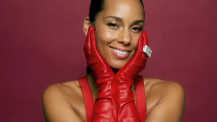 Alicia Keys célèbre Noël en avance avec sa reprise de « Santa Baby » (vidéo)