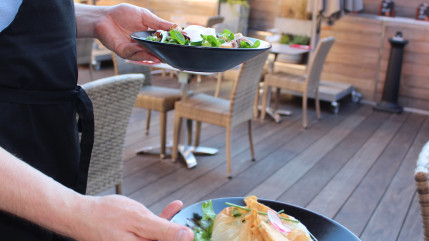 Cannes : il mange à l'oeil puis se fait embarquer par la police pour ne pas payer l'addition Cannes : il mange à l'oeil puis se fait embarquer par la police pour ne pas payer l'addition