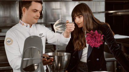 Clara Luciani s'associe à Lenôtre et prépare un gâteau spécial pour la "Fête des mères"