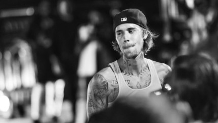 Justin Bieber rend hommage à son grand-père décédé à 80 ans.