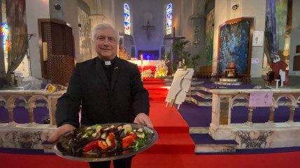 Le père Florini présente son livre de cuisine