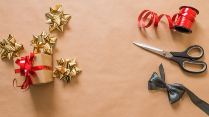 Les bénévoles emballent vos cadeaux de Noël