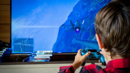 Les enfants passeraient trop de temps devant les écrans Les enfants passeraient trop de temps devant les écrans