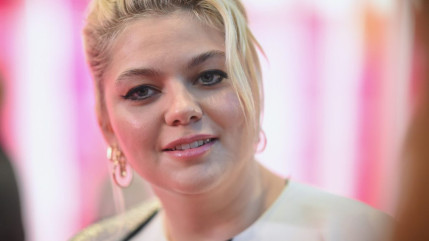 Louane dédie une ballade poignante à sa fille Esmée (vidéo)