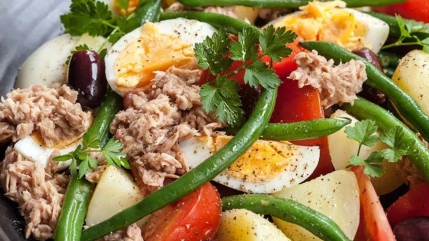 Ni pommes de terre ni haricots verts : dans la vraie salade niçoise, rien n'est cuit Ni pommes de terre ni haricots verts : dans la vraie salade niçoise, rien n'est cuit