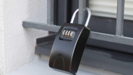 Nice et Cannes face aux boîtes à clés Airbnb : un bilan mitigé Nice et Cannes face aux boîtes à clés Airbnb : un bilan mitigé