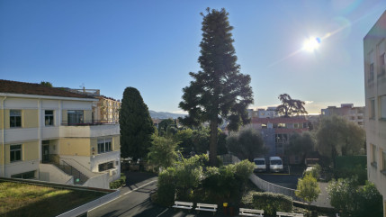 Plusieurs lyc&eacute;es bloqu&eacute;s dans les Alpes-Maritimes, des feux de poubelles &agrave; Nice