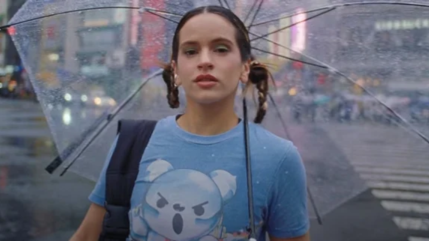 Rosalia joue la touriste à Tokyo dans "Tuya"
