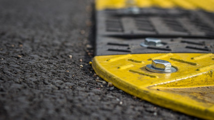 Sécurité routière : des ralentisseurs qui ne respectent pas les normes pointés du doigt Sécurité routière : des ralentisseurs qui ne respectent pas les normes pointés du doigt