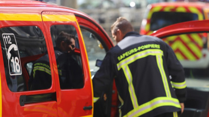 Un camion-toupie se renverse sur l'A8, son chauffeur l&eacute;g&egrave;rement bless&eacute;