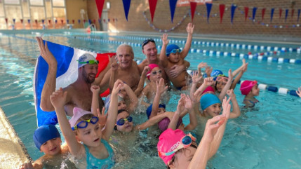 Un écolier de 5 ans s'est mesuré au champion olympique Alain Bernard Un écolier de 5 ans s'est mesuré au champion olympique Alain Bernard