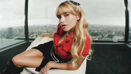 Angèle est un cosmonaute et une superhéroïne dans le clip de "Libre" (vidéo) Angèle est un cosmonaute et une superhéroïne dans le clip de "Libre" (vidéo)