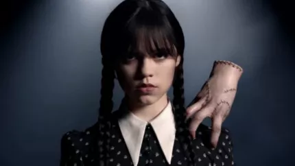 Tim Burton réalise sa première série et dévoile « Mercredi » (bande-annonce)