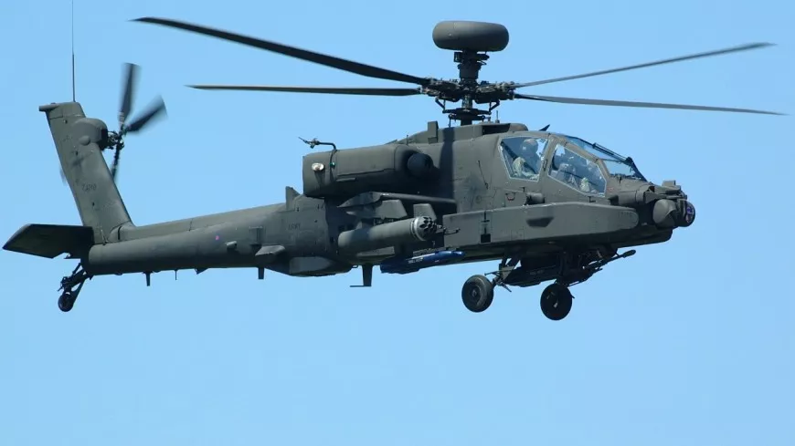 Un hélicoptère de l'armée survole la Côte d'Azur